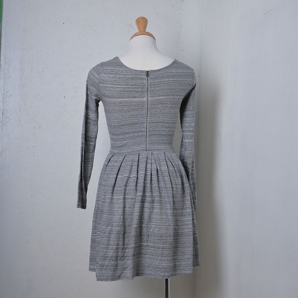 Talula | Grey striped long sleeved pleated dress - Picture 2 of 11